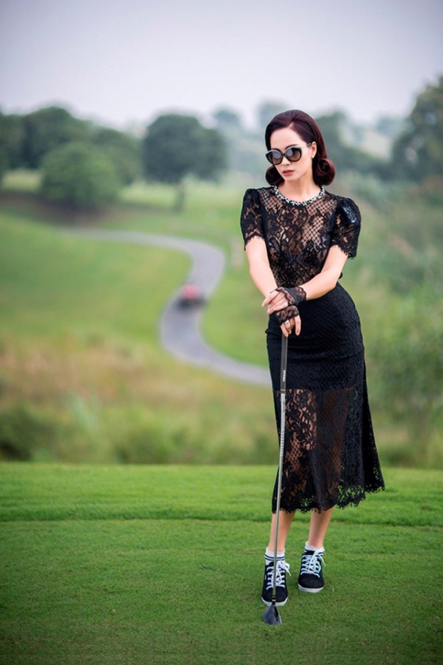 Sao Việt chọn trang phục ra sân golf: Người diện váy bó sát, người khoác khăn lông lồng lộn - Hình 4 Sao Viet chon trang phuc ra san golf: Nguoi dien vay bo sat, nguoi khoac khan long long lon-Hinh-4