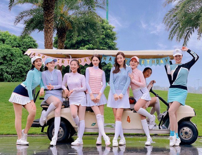 Sao Việt chọn trang phục ra sân golf: Người diện váy bó sát, người khoác khăn lông lồng lộn - Hình 6 Sao Viet chon trang phuc ra san golf: Nguoi dien vay bo sat, nguoi khoac khan long long lon-Hinh-6
