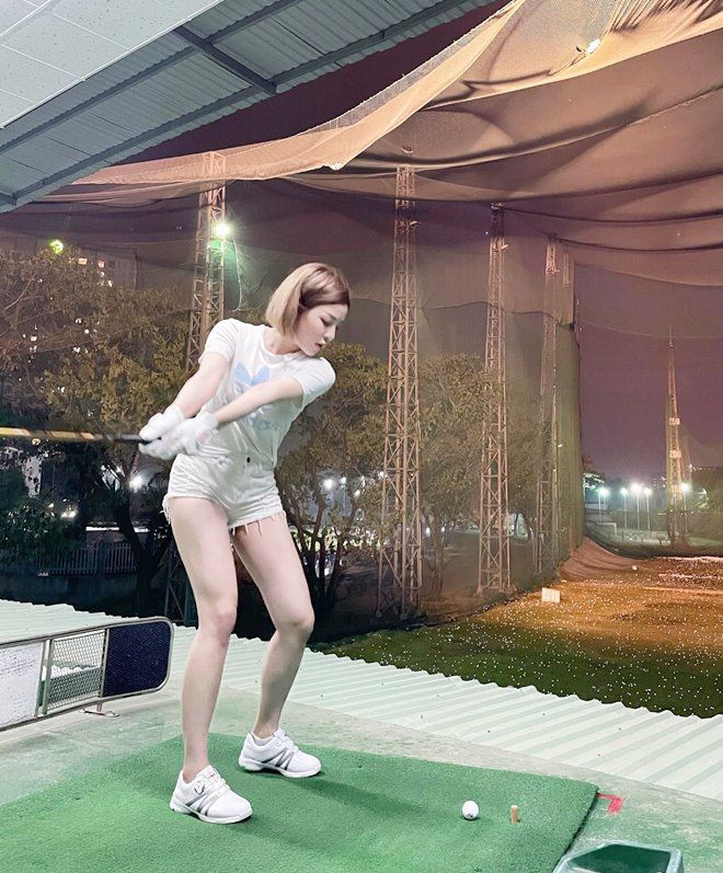 Sao Việt chọn trang phục ra sân golf: Người diện váy bó sát, người khoác khăn lông lồng lộn - Hình 5 Sao Viet chon trang phuc ra san golf: Nguoi dien vay bo sat, nguoi khoac khan long long lon-Hinh-5