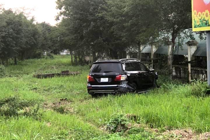 Xe Mercedes huc vao nha dan roi gay tai nan lien hoan, mot nguoi tu vong-Hinh-5