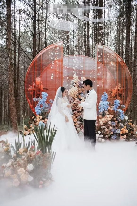 Thiếu gia từng nghi hẹn hò Tiểu Vy lấy vợ, tổ chức chuỗi đám cưới khủng - Hình 10 Thieu gia tung nghi hen ho Tieu Vy lay vo, to chuc chuoi dam cuoi khung-Hinh-10