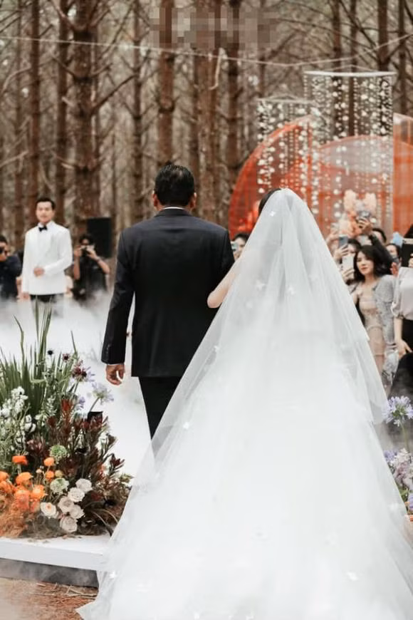 Thiếu gia từng nghi hẹn hò Tiểu Vy lấy vợ, tổ chức chuỗi đám cưới khủng - Hình 8 Thieu gia tung nghi hen ho Tieu Vy lay vo, to chuc chuoi dam cuoi khung-Hinh-8