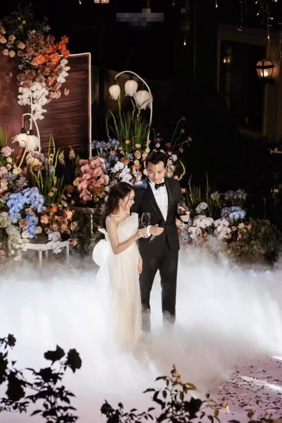 Thiếu gia từng nghi hẹn hò Tiểu Vy lấy vợ, tổ chức chuỗi đám cưới khủng - Hình 15 Thieu gia tung nghi hen ho Tieu Vy lay vo, to chuc chuoi dam cuoi khung-Hinh-15