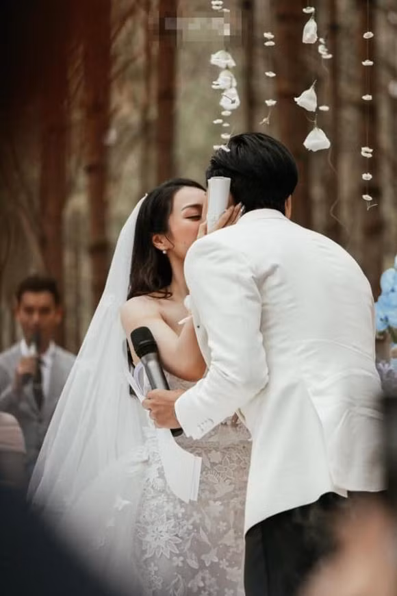 Thiếu gia từng nghi hẹn hò Tiểu Vy lấy vợ, tổ chức chuỗi đám cưới khủng - Hình 14 Thieu gia tung nghi hen ho Tieu Vy lay vo, to chuc chuoi dam cuoi khung-Hinh-14