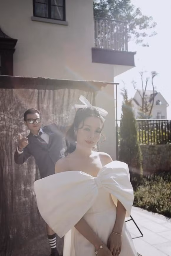 Thiếu gia từng nghi hẹn hò Tiểu Vy lấy vợ, tổ chức chuỗi đám cưới khủng - Hình 16 Thieu gia tung nghi hen ho Tieu Vy lay vo, to chuc chuoi dam cuoi khung-Hinh-16