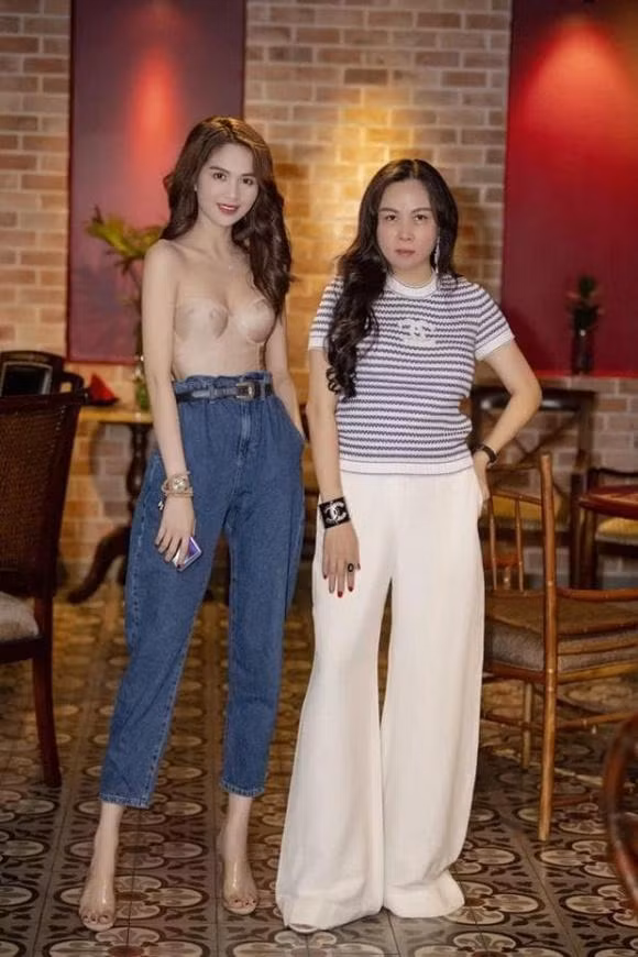 Để ý có thể thấy chiếc áo cúp ngực "tàng hình" cũng từng được "Nữ hoàng nội y" Ngọc Trinh diện trong lần chung khung hình với Phượng Chanel.