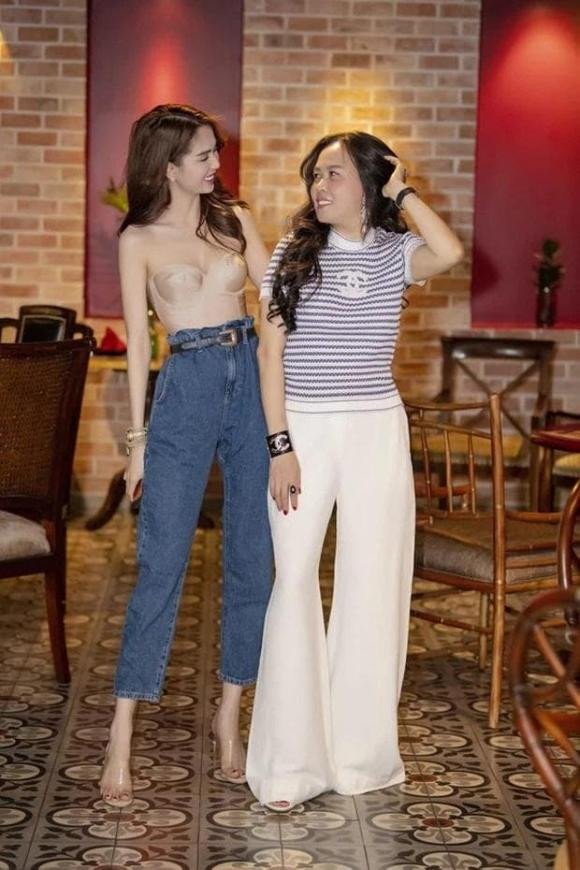 Trong hình, Ngọc Trinh đã khéo mix chiếc áo với quần jeans, cùng thắt lưng bản nhỏ để khoe ra lợi thế vòng eo. Tuy nhiên, vì vòng một có phần khiêm tốn nên khi diện item này trông "Nữ hoàng nội y" khá gầy, "gò bồng đảo" như "mất hút" trong chiếc áo.