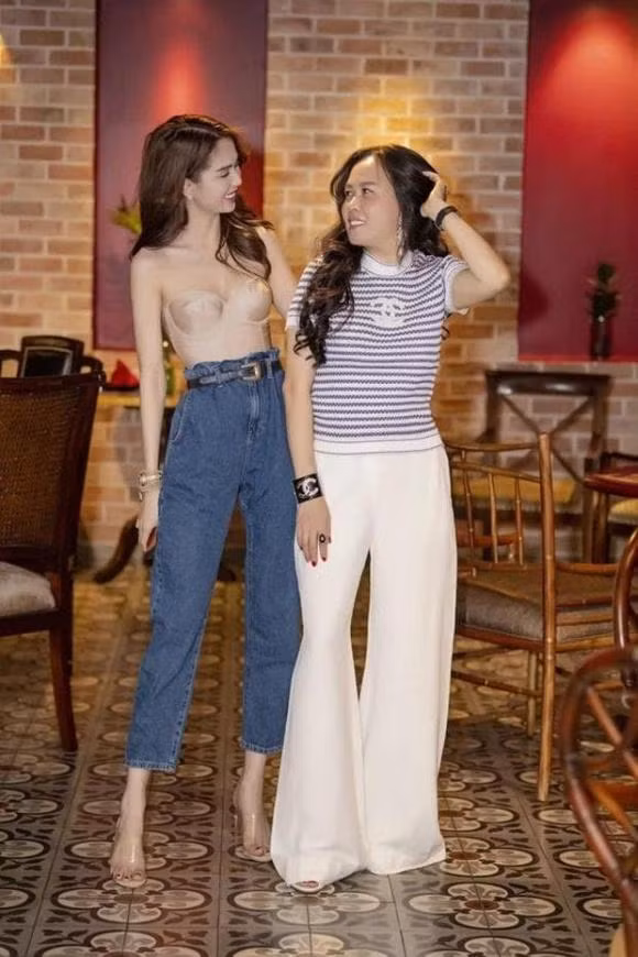 Trong hình, Ngọc Trinh đã khéo mix chiếc áo với quần jeans, cùng thắt lưng bản nhỏ để khoe ra lợi thế vòng eo. Tuy nhiên, vì vòng một có phần khiêm tốn nên khi diện item này trông "Nữ hoàng nội y" khá gầy, "gò bồng đảo" như "mất hút" trong chiếc áo.