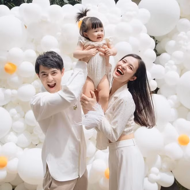 Khoảnh khắc cha con Ông Cao Thắng trốn vé lén xem Đông Nhi hát tại Đà Lạt - Hình 2 Khoanh khac cha con Ong Cao Thang tron ve len xem Dong Nhi hat tai Da Lat-Hinh-2