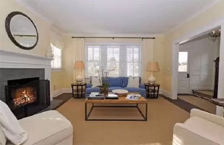 Trước khi được cải tạo, ngôi nhà tọa lạc tại một vị trí đắc địa ở thị trấn Southampton, giống như một ngôi nhà thông thường của một gia đình trung lưu. Lối vào rộng rãi dẫn đến phòng khách được trang trí bằng tông màu trung tính.