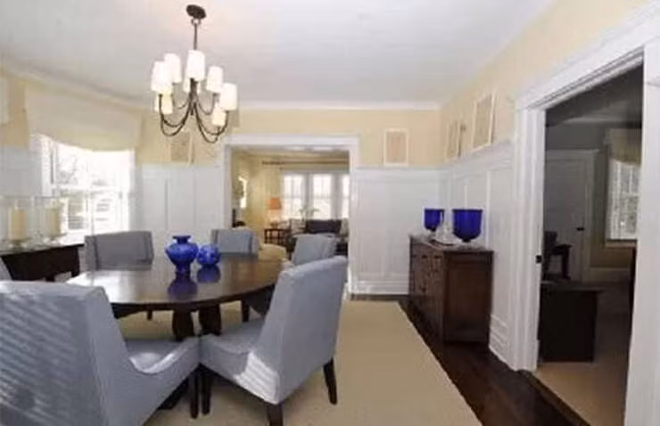 Cũng ở tầng dưới là phòng ăn nhỏ, nhà bếp và phòng gia đình, dẫn ra sân hiên có mái che. Ngôi nhà sáu phòng ngủ, sáu phòng tắm rưỡi bao gồm một phòng chính với phòng tắm riêng có bồn tắm lớn bằng đá cẩm thạch.