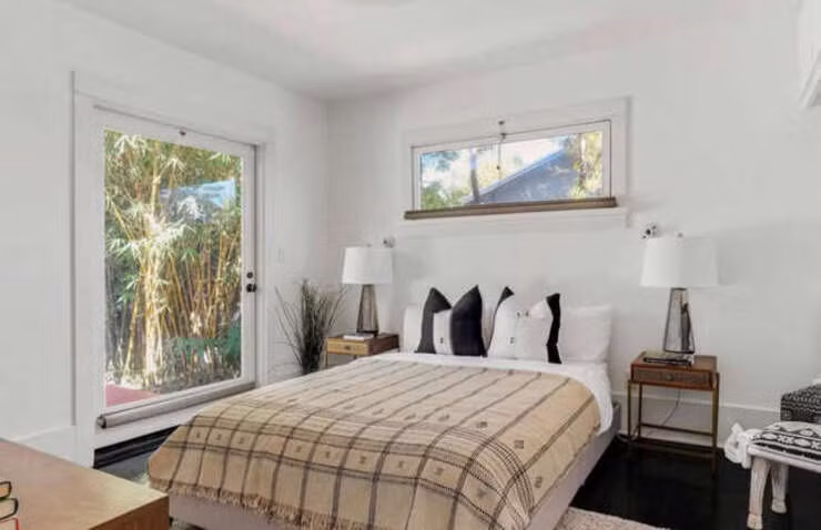 Với tổng cộng hai phòng tắm và hai phòng ngủ, những ngôi nhà có thể ấm cúng nhưng chắc chắn không hề là một căn biệt thự kiểu mẫu của người giàu có. Phòng ngủ nhỏ nhưng trang nhã này tràn ngập ánh sáng và có tầm nhìn ra sân sau.