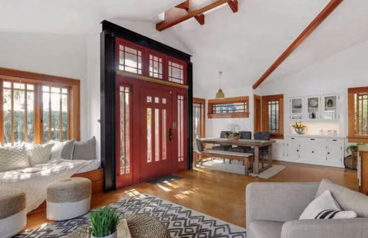 Nằm sau hàng rào cao, ngôi nhà được tạo thành từ hai ngôi nhà nhỏ có từ những năm 1920.