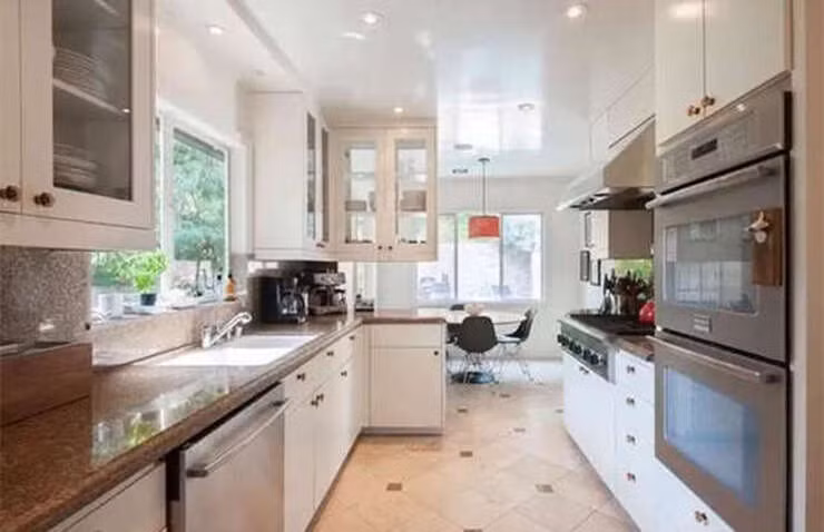 Căn bếp thoáng sáng với nhiều không gian tủ và bếp nấu lớn.