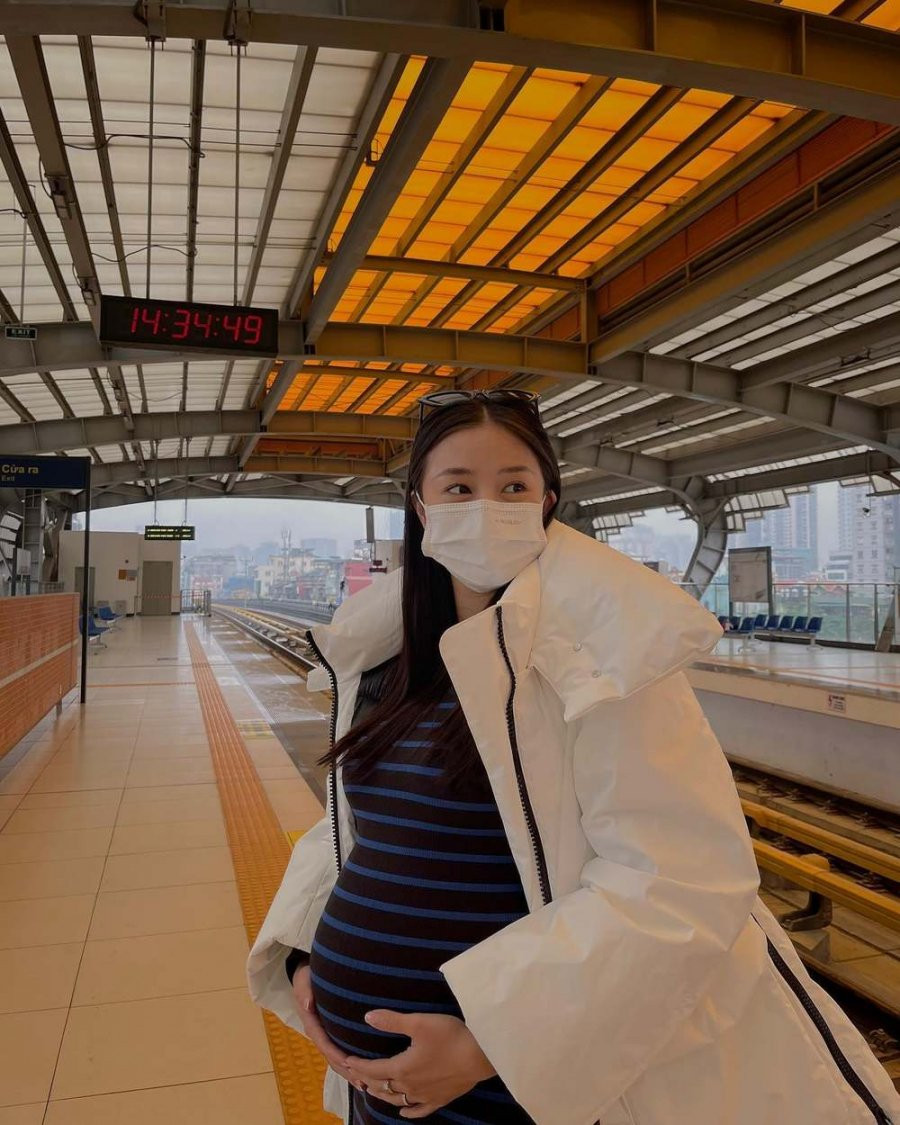 Sao nữ Việt rất chuộng diện đầm ôm khi mang thai: Vân Hugo gợi cảm vẫn thua Đông Nhi - Hình 6 Sao nu Viet rat chuong dien dam om khi mang thai: Van Hugo goi cam van thua Dong Nhi-Hinh-6