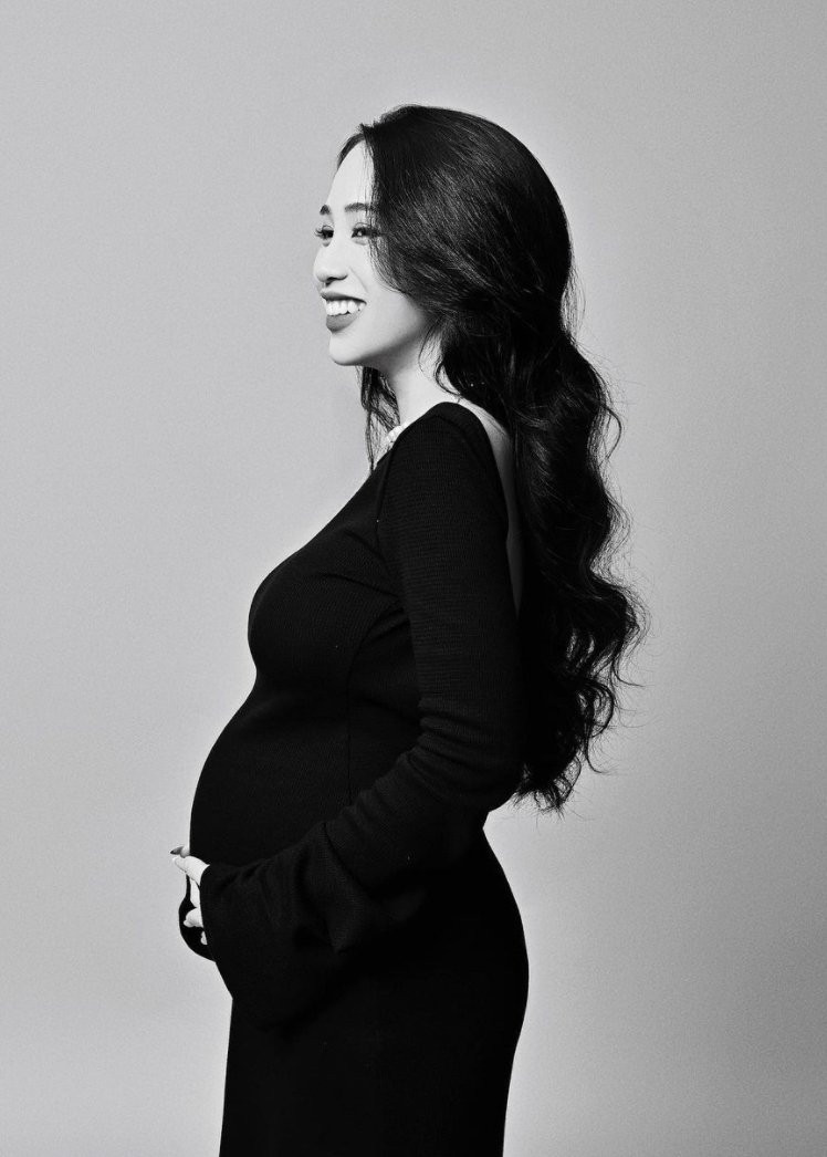 Sao nữ Việt rất chuộng diện đầm ôm khi mang thai: Vân Hugo gợi cảm vẫn thua Đông Nhi - Hình 3 Sao nu Viet rat chuong dien dam om khi mang thai: Van Hugo goi cam van thua Dong Nhi-Hinh-3