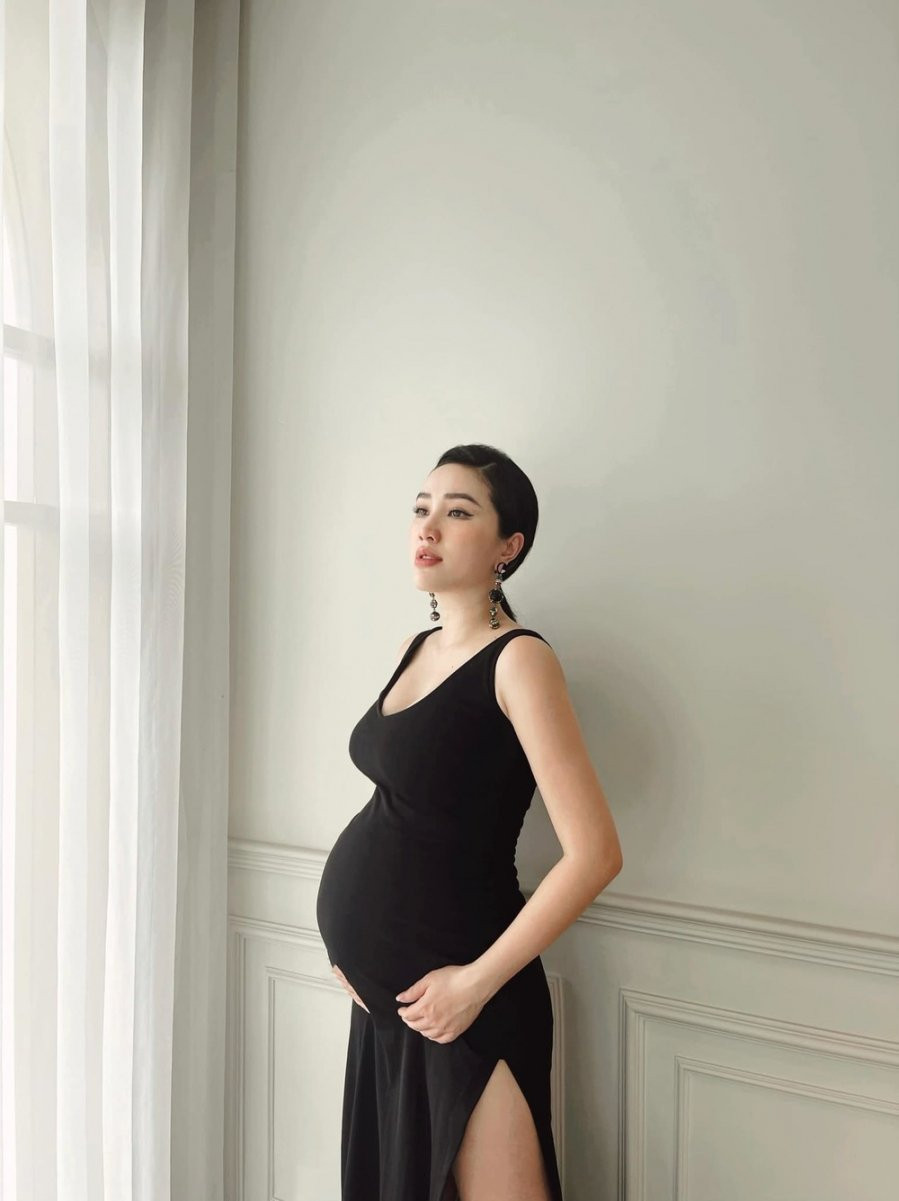 Sao nữ Việt rất chuộng diện đầm ôm khi mang thai: Vân Hugo gợi cảm vẫn thua Đông Nhi - Hình 8 Sao nu Viet rat chuong dien dam om khi mang thai: Van Hugo goi cam van thua Dong Nhi-Hinh-8