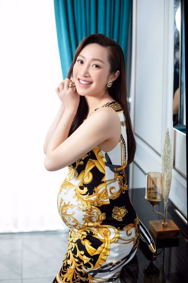 Sao nữ Việt rất chuộng diện đầm ôm khi mang thai: Vân Hugo gợi cảm vẫn thua Đông Nhi - Hình 7 Sao nu Viet rat chuong dien dam om khi mang thai: Van Hugo goi cam van thua Dong Nhi-Hinh-7