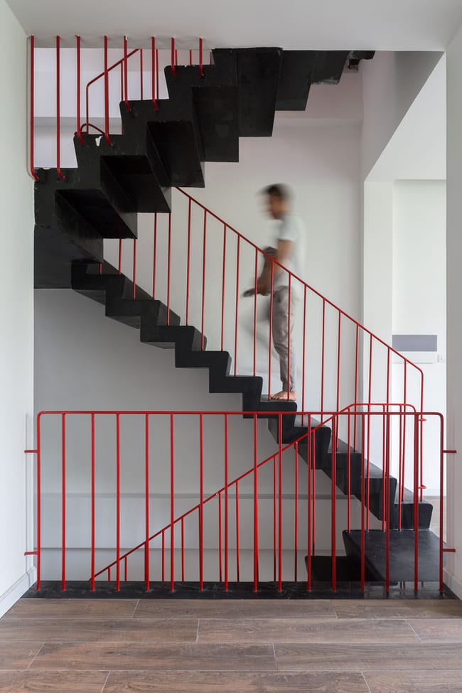 Cầu thang được thiết kế tối giản và khá hẹp nhằm tiết kiệm không gian cho ngôi nhà ống mặt phố có diện tích hẹp.