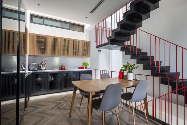 Căn bếp khá rộng nhằm đáp ứng nhu cầu của một gia đình lớn cùng sinh hoạt với nhau.