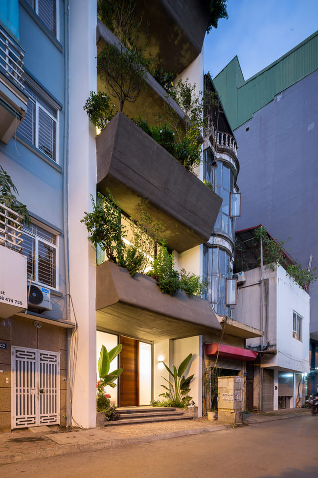 Ngôi nhà 4 tầng cũ trên diện tích 49m2, mặt tiền rộng 4,7m dọc theo một con phố lớn, liền kề bờ sông và thẳng về phía tây, do đó sẽ nhận được một lượng nhiệt khổng lồ từ buổi trưa đến chiều muộn.