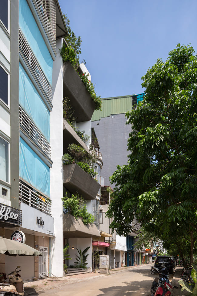 Ngôi nhà 4 tầng cũ trên diện tích 49m2, mặt tiền rộng 4,7m dọc theo một con phố lớn, liền kề bờ sông và thẳng về phía tây, do đó sẽ nhận được một lượng nhiệt khổng lồ từ buổi trưa đến chiều muộn.