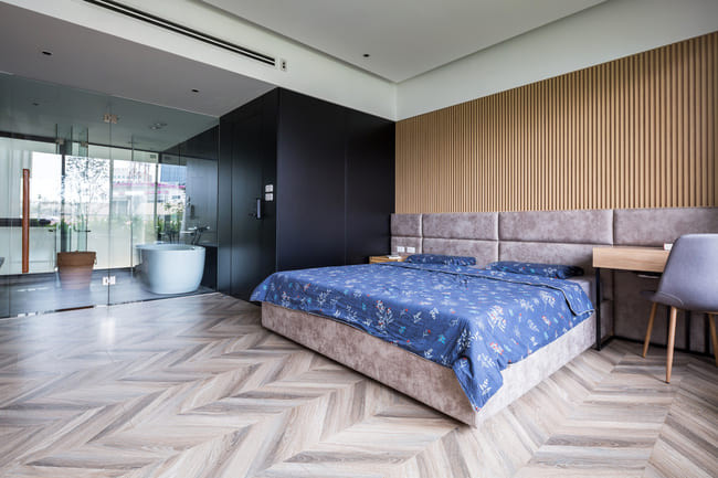 Phòng ngủ lớn rộng rãi được thiết kế khép kín với những ô thoát khí nhằm giảm tác động của nhiệt độ vào mùa hè.