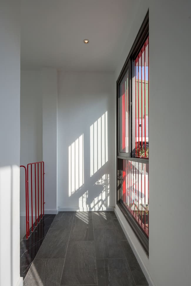 Mặt sau của ngôi nhà có ánh sáng tốt, thông gió tự nhiên cho phía sau và các phòng phụ trợ.