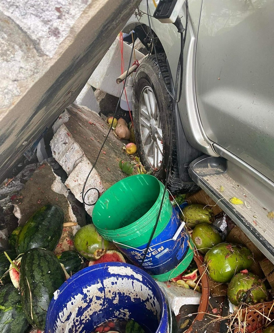 Trước đó, vào khoảng 7h15 sáng nay (27/3) trên tuyến đường thuộc phố Cao Sơn, phường An Hưng, TP Thanh Hóa đã xảy ra vụ tai nạn. Cú đâm mạnh khiến một phần bờ tường đổ sập. Ảnh CTV