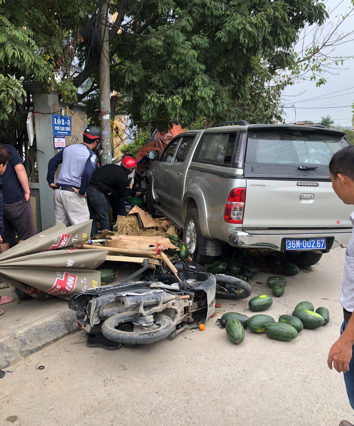 Hai người bán hoa quả bị mắc kẹt ngay trên đầu xe và tử vong. Ảnh CTV