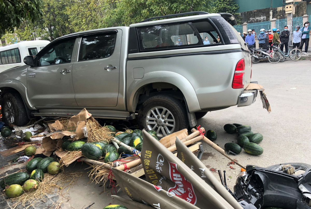 Hậu quả, hai người tử vong gồm ông Lê Văn A. (SN 1967), trú tại phố Cao Sơn, phường An Hưng, TP Thanh Hóa và ông Hoàng Văn H. ở huyện Hậu Lộc, Thanh Hóa. Ông Lê Hải Đàm, người điều khiển xe máy bị thương, được đưa đi bệnh viện cấp cứu.