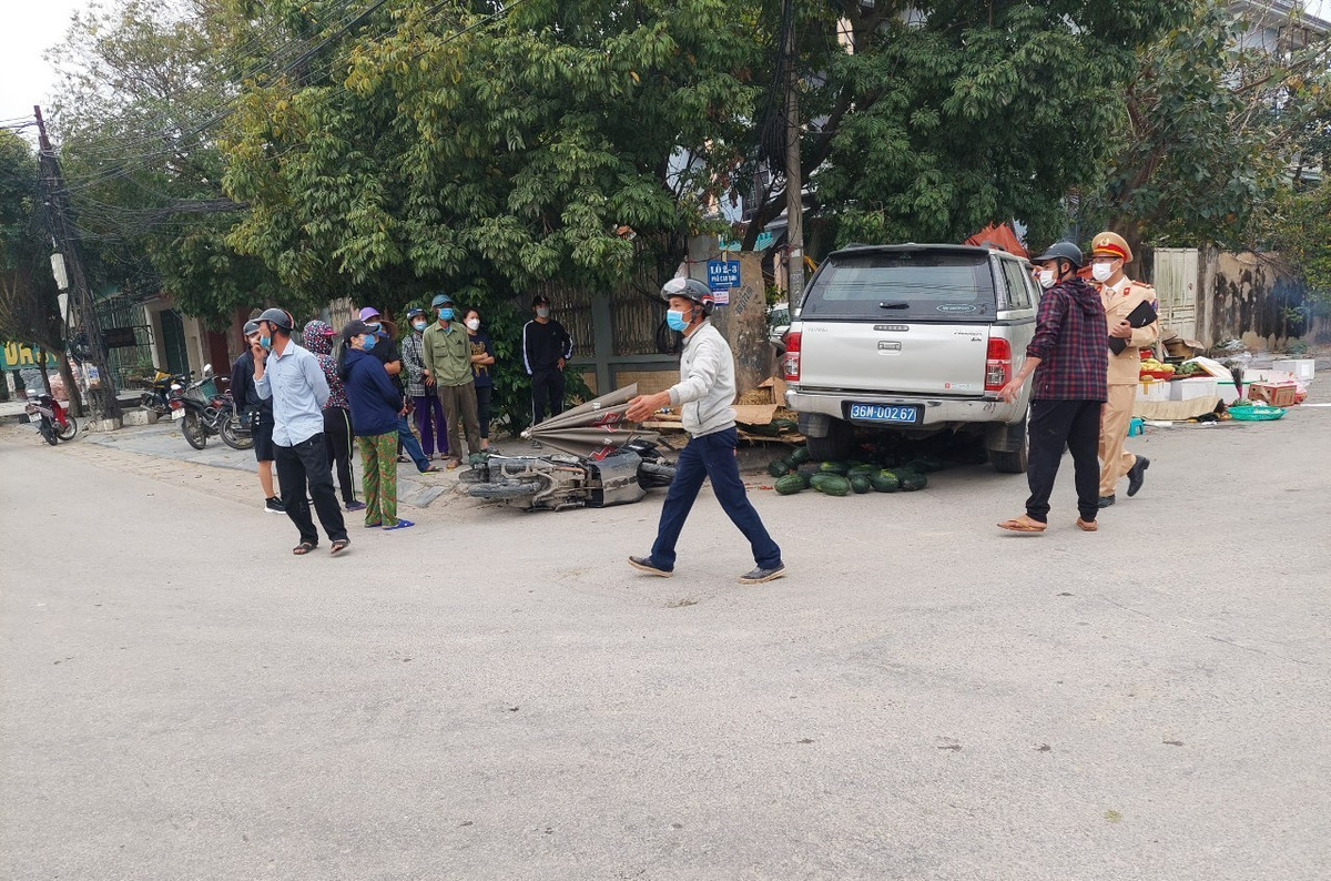 Theo ông Cường, trên xe có tổng cộng 4 người, gồm một tài xế, ông và 2 cán bộ nữa. Được biết, đoàn công tác của ông gồm có 6 người là cán bộ Trung tâm Đăng kiểm tàu cá thuộc Chi cục Thủy Sản Thanh Hóa.. Ảnh CTV