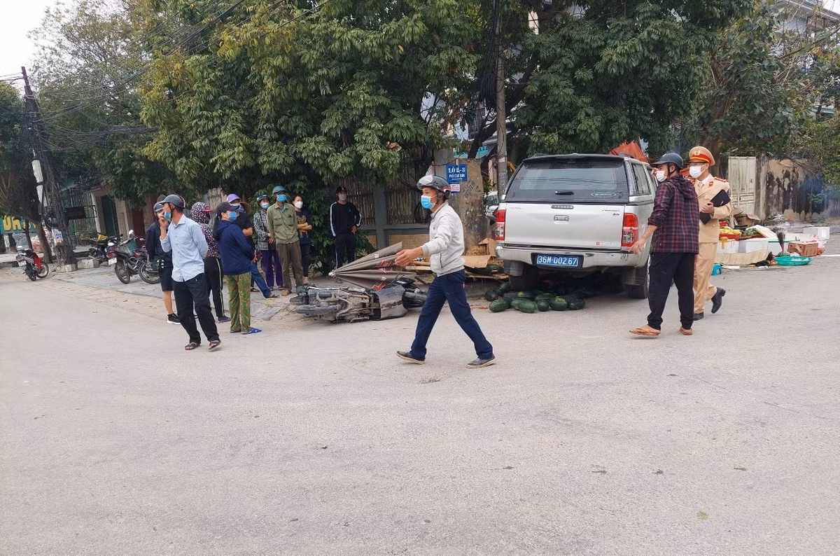 Theo ông Cường, trên xe có tổng cộng 4 người, gồm một tài xế, ông và 2 cán bộ nữa. Được biết, đoàn công tác của ông gồm có 6 người là cán bộ Trung tâm Đăng kiểm tàu cá thuộc Chi cục Thủy Sản Thanh Hóa.. Ảnh CTV