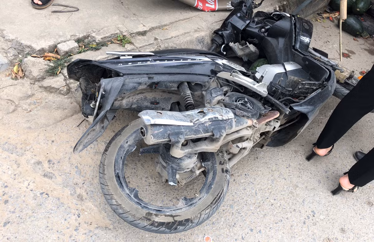 Vào thời điểm trên, xe biển xanh BKS 36M-002.67 do ông Nguyễn Văn Thông (SN 1983), trú tại phố 3, phường Thiệu Dương, TP Thanh Hoá điều khiển, khi đi đến ngã tư phố Cao Sơn bất ngờ va chạm với xe máy BKS 36P1-9149 do ông Lê Hải Đàm (SN 1956), ngụ ở phường Đông Thọ, TP Thanh Hoá điều khiển. Ô tô đâm xe máy trước khi đâm vào cửa hàng bán hoa quả. Ảnh CTV