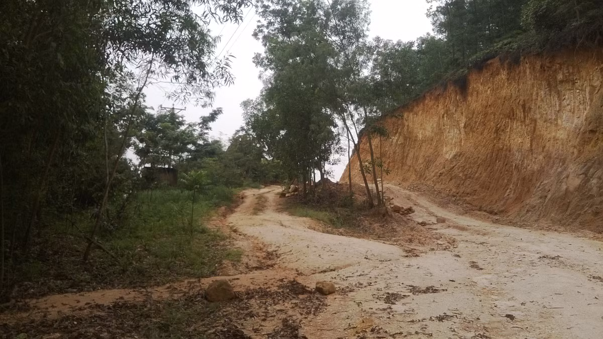 Đường dẫn lên khu vực khai thác vẫn hằn những vết bánh xe.