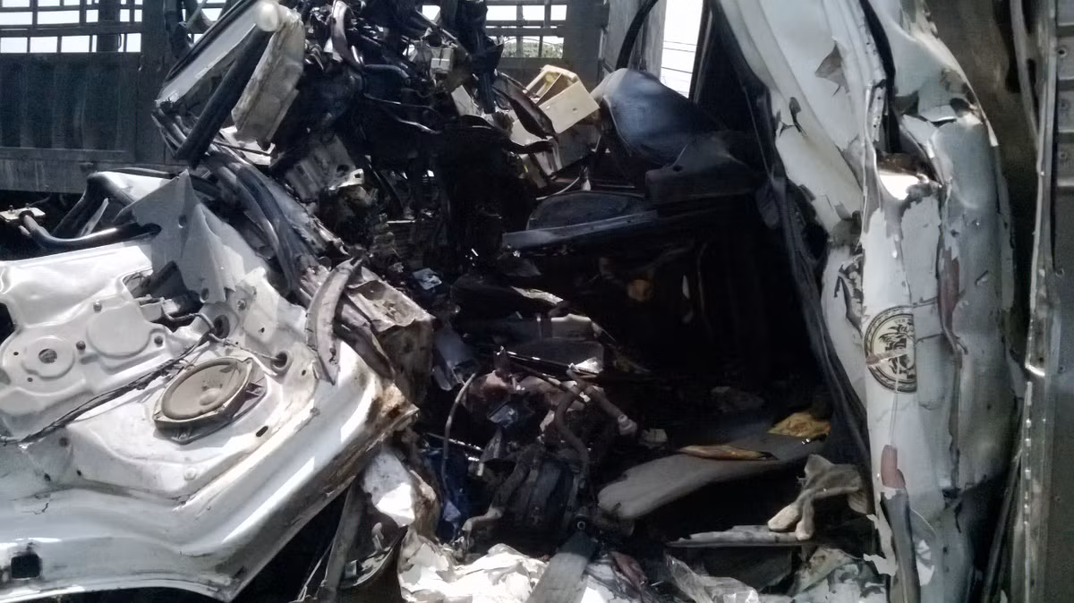 Ghế ngồi lái xe bị bẹp lép, người dân đã đưa lái xe ra trong tình trạng nguy kịch.