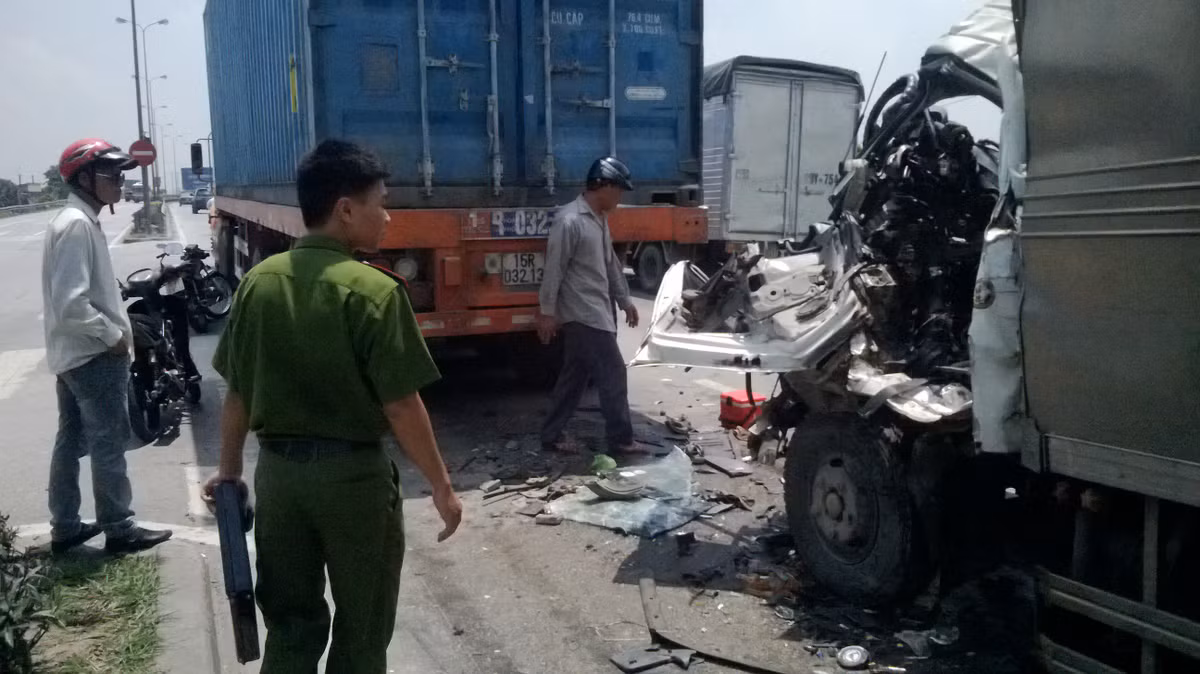 Lực lượng chức năng đang điều tra nguyên nhân tai nạn.