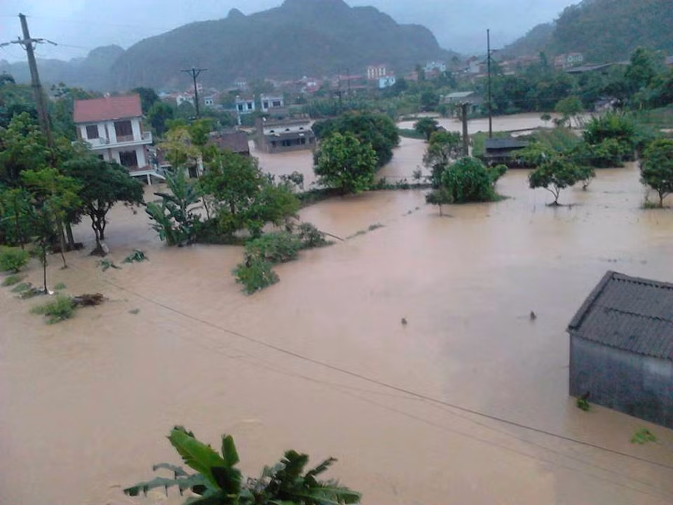 Tại Lạng Sơn, do nước sông Kỳ Cùng dâng cao, nhiều địa phương của tỉnh Lạng Sơn như Đồng Đăng (Cao Lộc) bị chìm trong biển nước.