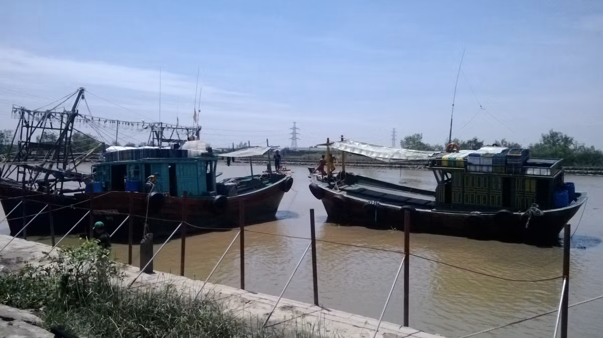 Ngư dân kịp đưa tàu vào cảng tránh bão.