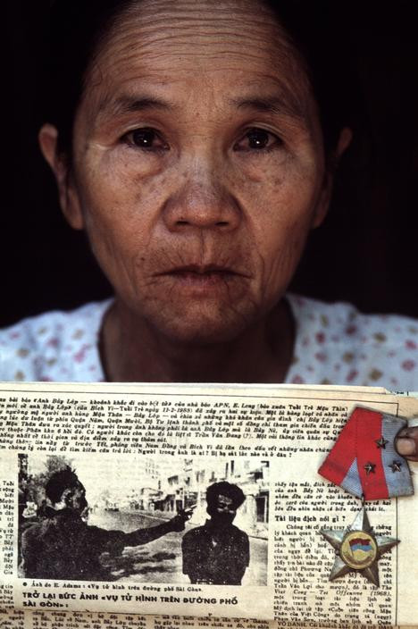 Chân dung bà Nguyễn Thị Lốp, 56 tuổi, ảnh chụp năm 1988. Bà là góa phụ của liệt sĩ Nguyễn Văn Lém (bí danh Bảy Lốp). Ông Lém là người chiến sĩ Giải phóng bị tên Nguyễn Ngọc Loan hành quyết bằng súng trên đường phố Sài Gòn trong chiến dịch Mậu Thân 1968.