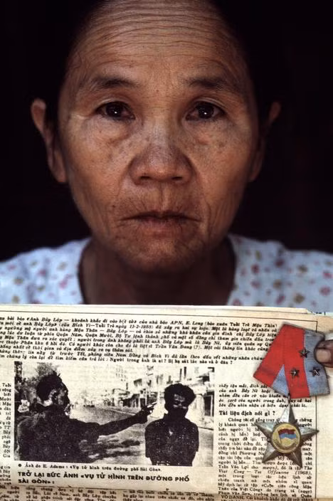 Chân dung bà Nguyễn Thị Lốp, 56 tuổi, ảnh chụp năm 1988. Bà là góa phụ của liệt sĩ Nguyễn Văn Lém (bí danh Bảy Lốp). Ông Lém là người chiến sĩ Giải phóng bị tên Nguyễn Ngọc Loan hành quyết bằng súng trên đường phố Sài Gòn trong chiến dịch Mậu Thân 1968.