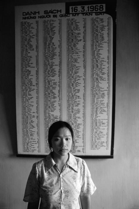 Một người dân làng Mỹ Lai đứng trước bản danh sách các nạn nhân của vụ thảm sát chấn động thế giới 12 năm trước, Quảng Ngãi năm 1980.