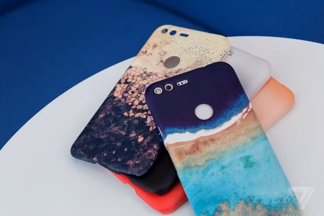 Google cũng bán thêm những mẫu ốp lưng nhiều màu sắc cho bộ đôi mới.