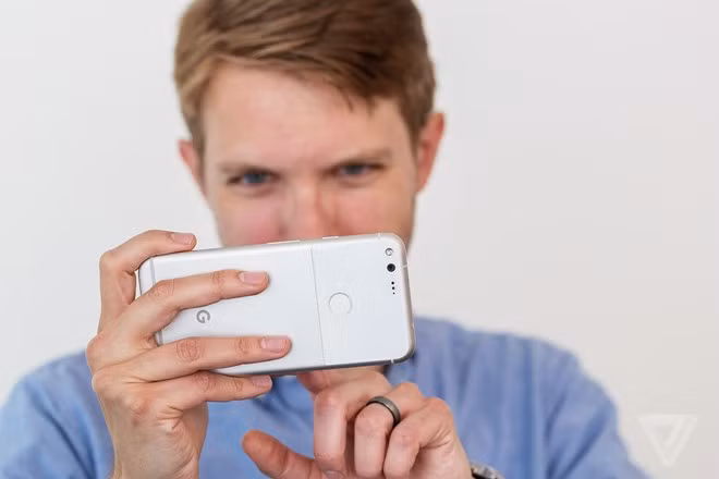 Về camera, Google Pixel nhận được đánh giá cao nhất lịch sử dành cho camera smartphone từ DXOMark - 89 điểm so với 86 từ iPhone 7.