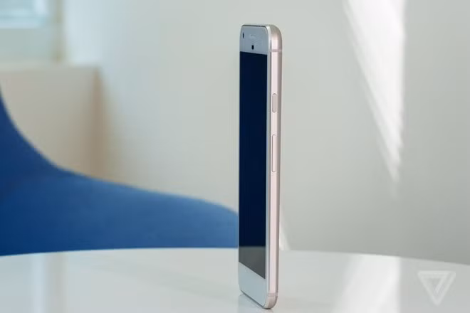 Sau khi ra mắt, điện thoại Google Pixel và Pixel XL bị báo giới ví von như "iPhone của Google" bởi thiết kế máy khá giống với sản phẩm của Apple.