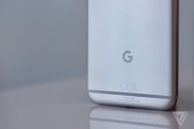Mặt sau máy có chữ "G", biểu trưng của Google và dòng chữ "Phone by Google", "Made In Taiwan". Cùng với đó là dải ăng-ten chạy ngang thân máy.