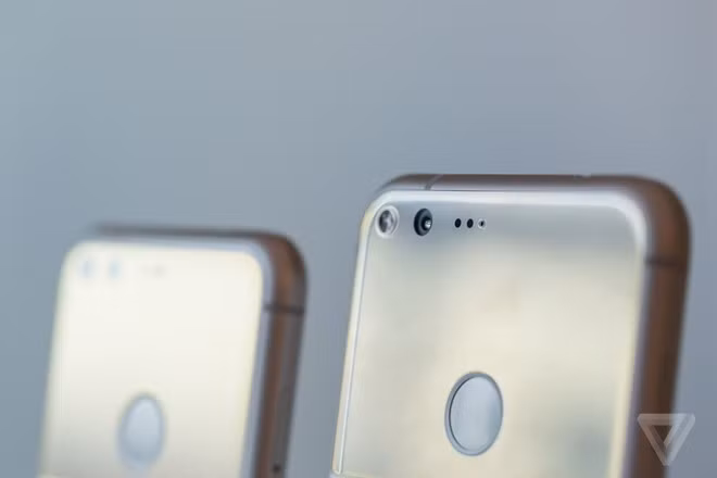 Camera trên hai sản phẩm mới có cảm biến 12 megapixel, kích thước điểm ảnh 1.55μm. Ống kính khẩu độ f/2.0, hỗ trợ chống rung.