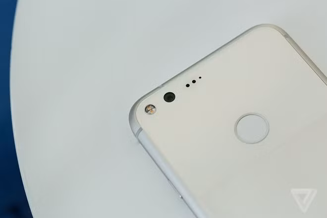 Cụm camera và đèn flash được thiết kế nhỏ nhắn, nép gọn vào mép trên, nhường lại điểm nhấn thiết kế cho cảm biến vân tay.