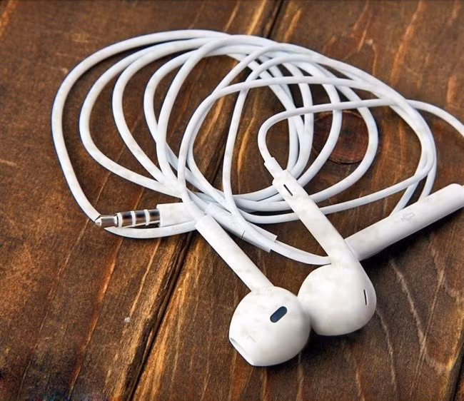 Các bụi bẩn trên dây tai nghe có thể được loại bỏ bằng cục tẩy. Kinh nghiệm cho thấy nếu làm sạch dây với chất lỏng có thể gây hỏng hóc. Vì vậy, sử dụng vật dụng khô ráo như cục tẩy sẽ an toàn hơn.