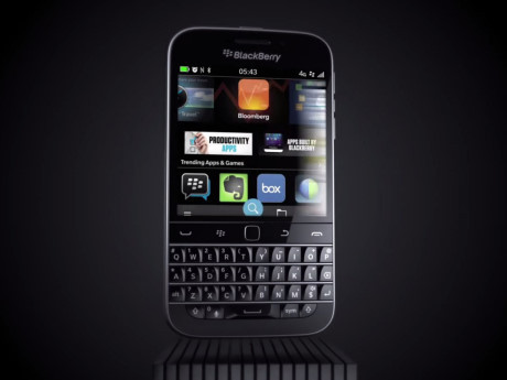  19. BlackBerry Classic. Nếu bạn là một fan hâm mộ BlackBerry trong thời kỳ hoàng kim của công ty, bạn sẽ yêu thích BlackBerry Classic. Nó trông giống như mô hình BlackBerry cũ, nhưng màn hình cảm ứng sắc nét và một bàn phím vật lý xuất sắc. 